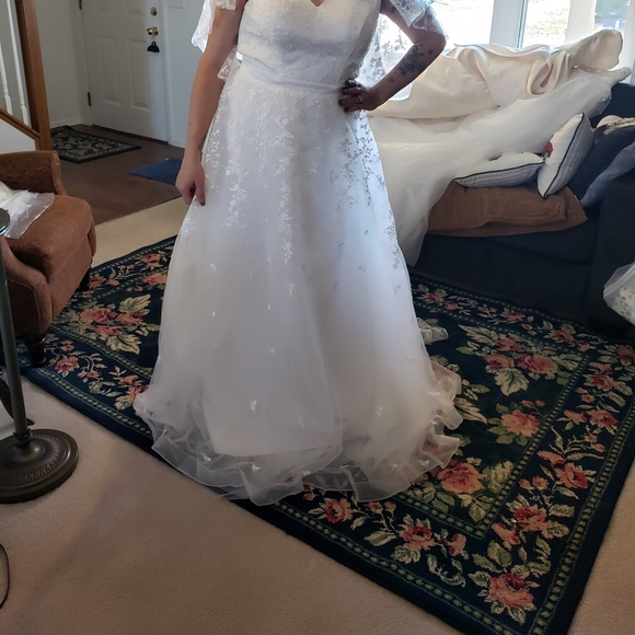 New wedding dress sz 16 - Picture 6 of 9
